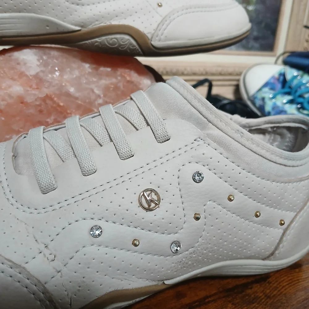 Elegant Cream Sneakers for Women - Picture 2 of 6